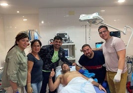Asun Caminero, la cirujana Marta Pérez, el cortador Use y sanitarios rodean al convaleciente Guindi.