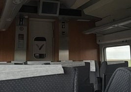 Imagen de uno de los vagones afectados sin luz en medio del campo entre Palencia y León.