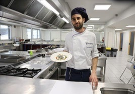 El cocinero y profesor Víctor Sanz con el plato