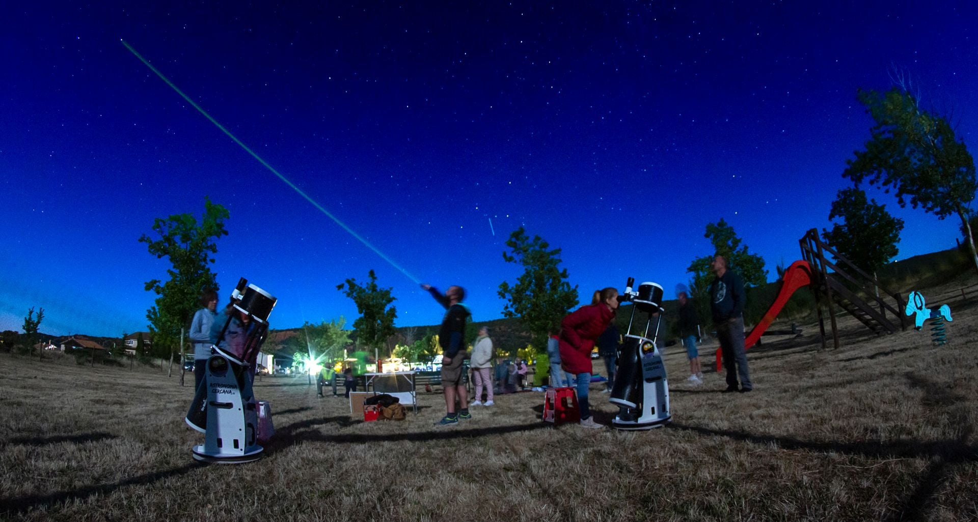 Astroturistas disfrutan de la observación del cielo en un lugar de la provincia.