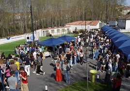 Vista general de los puestos instalados en el campus de IE University Segovia con motivo del Global Village Day.