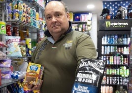 Juan Antonio Martínez muestra alguno de los productos importados de Estados Unidos que se pueden encontrar en su tienda.