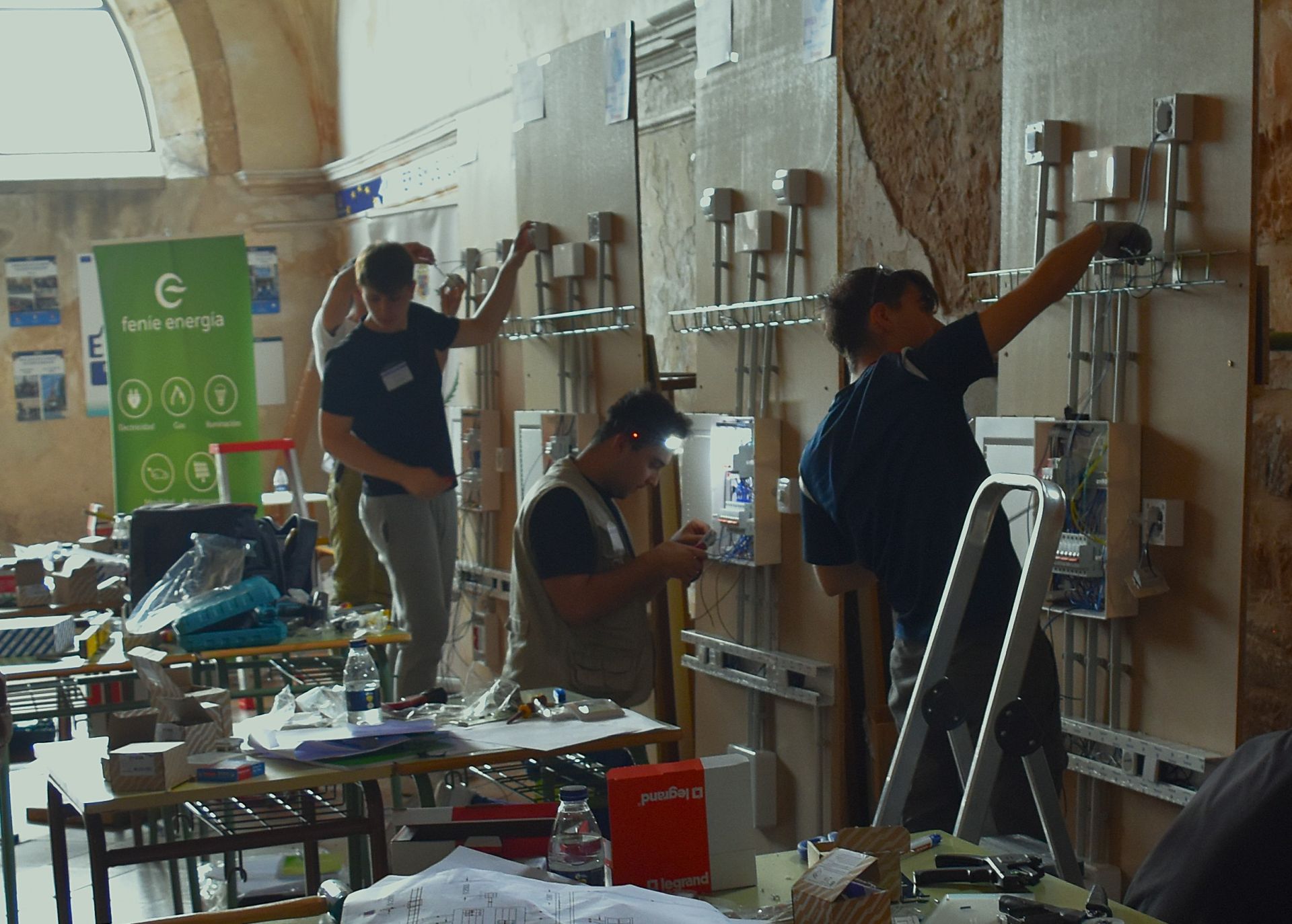 Concurso de sobretensiones, automáticos y tomas de corriente en Aguilar