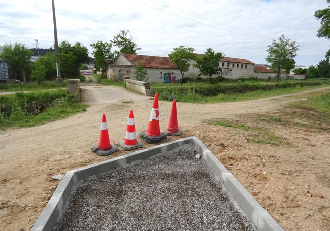 El vial del corredor verde que conduce al puente sobre el Canal del Duero que da a la Granja Luisa.
