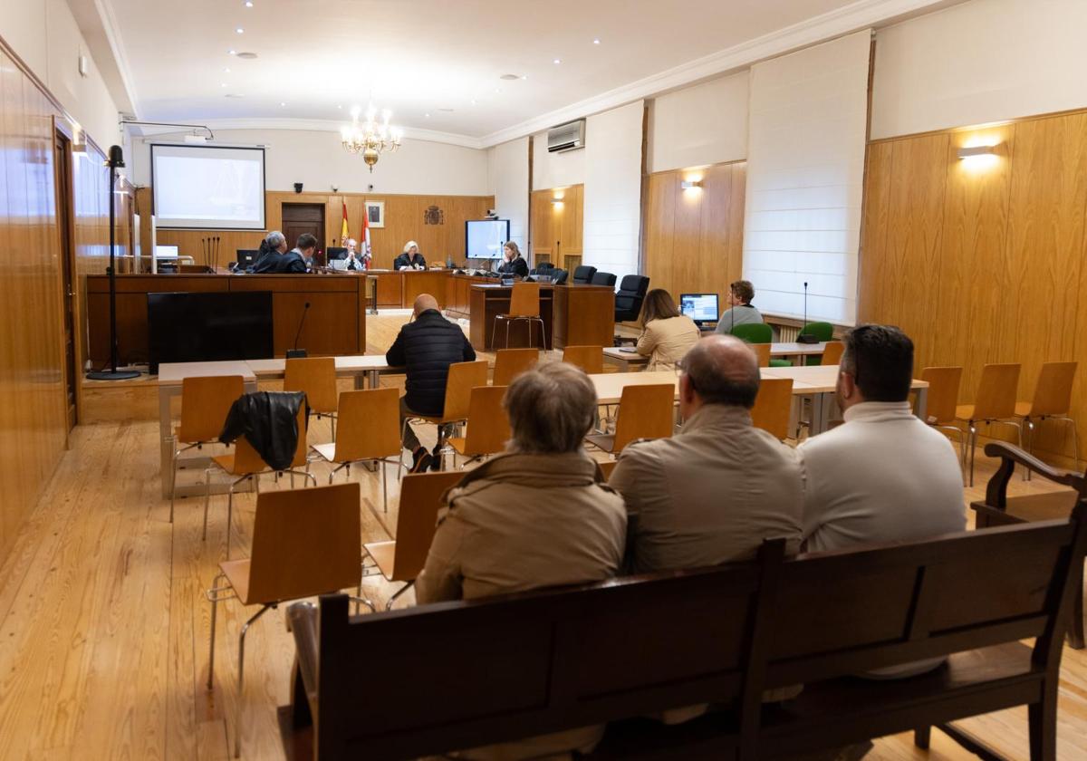 En primer término, familiares y allegados del fallecido durante la vista, que ha quedado suspendida por incapacidad médica de la acusada.