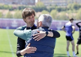 Álvaro Rubio se abraza con Paco Santamaría en los Anexos.