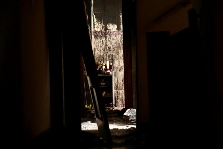 Vista de la casa calcinada desde el exterior del inmueble, en la escalera izquierda del edificio.