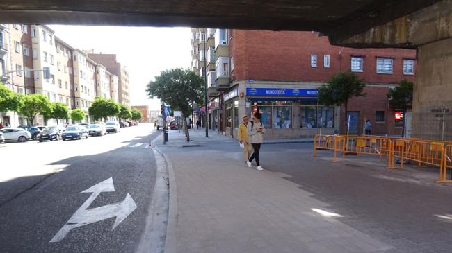 Imagen antes - Acera adoquinada bajo el viaducto donde estaba la antigua parada de Auvasa, que ahora se ha trasladado al número 2 de la calle Recondo.