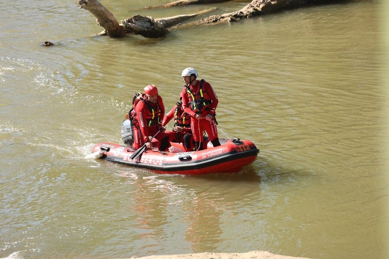 Bomberos del Ayuntamiento de Valladolid peinan el río en busca del desaparecido.