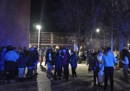 Alumnos y padres a las puertas del centro educativo tras el incidente.