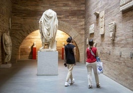 Visitantes en el Museo Romano de Mérida.