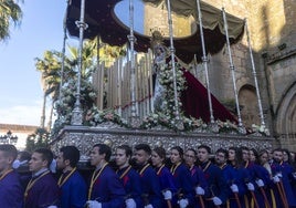 El paso de Nuestra Señora de la Misericordia sale de la iglesia de Santiago cargada por los hermanos de la cofradía del Nazareno.