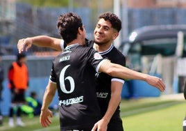 Miki y Mizzian celebran el gol del Mérida que ellos mismos se cocinaron con asistencia y pegada.