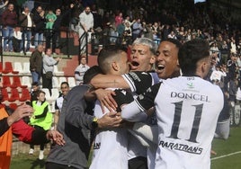 El Mérida celebra uno de sus goles en el Romano.