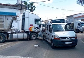 Momento posterior al impacto de los dos vehículos en la travesía de Santa Marta.