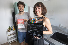 María Victoria Hernández y Julio Le Marchand, en la cocina con su libro 'Cocinando con palomitas'.
