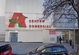 Una de las entradas del centro comercial Alcampo de Granada