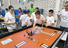 Dos equipos compiten en 'Robosports'.