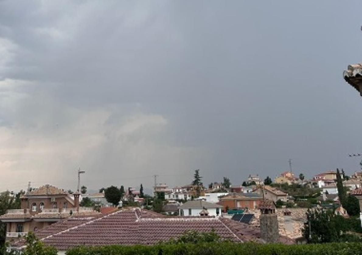 Intensa tormenta y desplome brutal de grados en Granada y su Cinturón con truenos y rayos