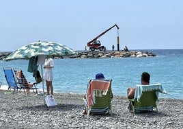 Baliza de señalización sobre el espigón de Playa Granada.
