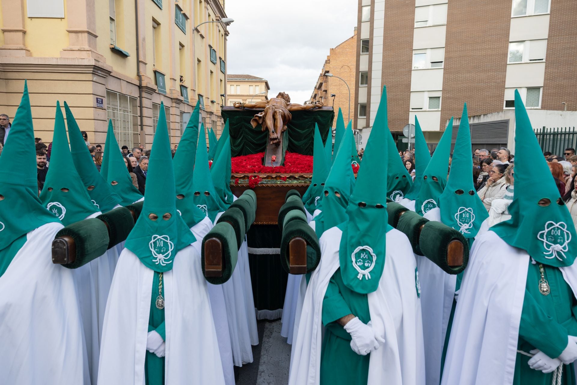 La procesión de las Siete Palabras con el Cristo Yacente, en imágenes