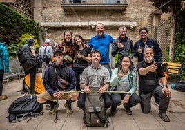 Nueva Zelanda, Italia, Argentina, España... Un grupo de peregrinos de múltiples nacionalidades posa en el albergue municipal de Logroño.