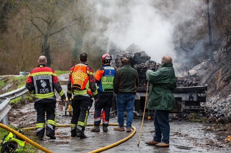 La situación de los bomberos del CEIS calienta el Parlamento
