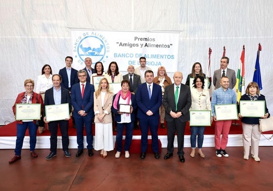 Voluntarios y colaboradores recogen sus menciones y premios en la XI edición de 'Amigos y Alimentos'.