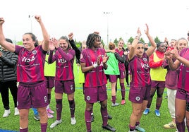 Las jugadoras del DUX celebran el pase en la anterior eliminatoria.