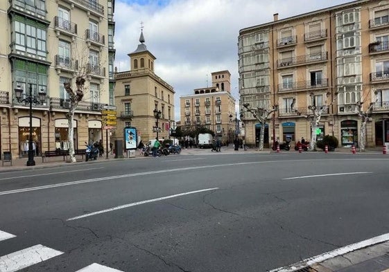 Confluencia de los Muros, del Carmen a la izquierda y de Cervantes a la derecha, con la calle Portales.