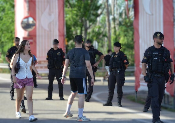 Agentes del GRS, ayer, en el acceso al recinto de conciertos.
