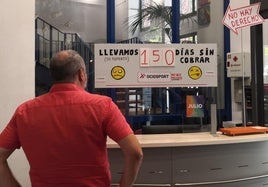 Carteles de protesta en La Gota de Leche de Logroño.