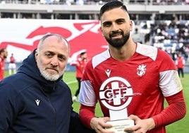 Giorgi Mamardashvili, recibiendo el premio a mejor jugador del año 2024 en Georgia.