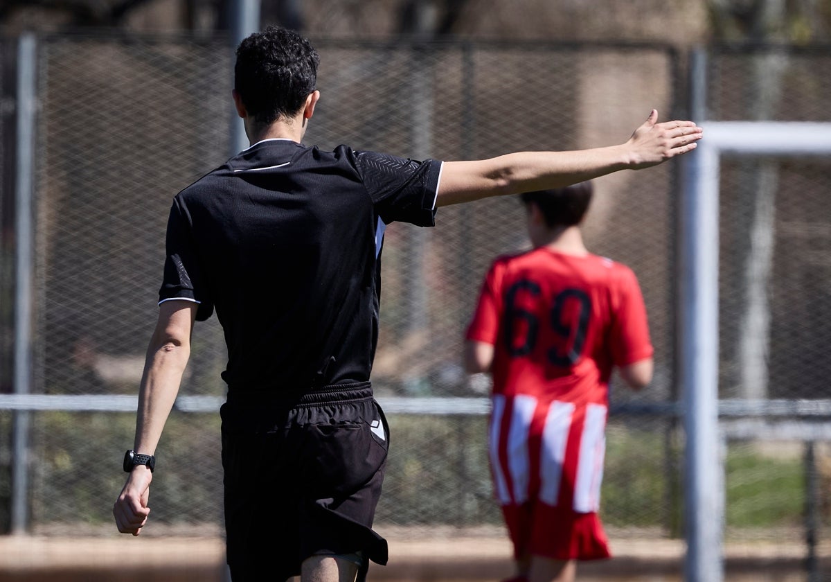¿Cuánto cobra un árbitro de fútbol base?