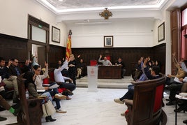 Una votación en el pleno de Sagunto.
