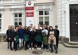 El cocinero Pablo Ministro con los alumnos del curso.