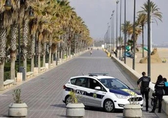 Policías locales vigilan el Paseo Marítimo de Valencia.