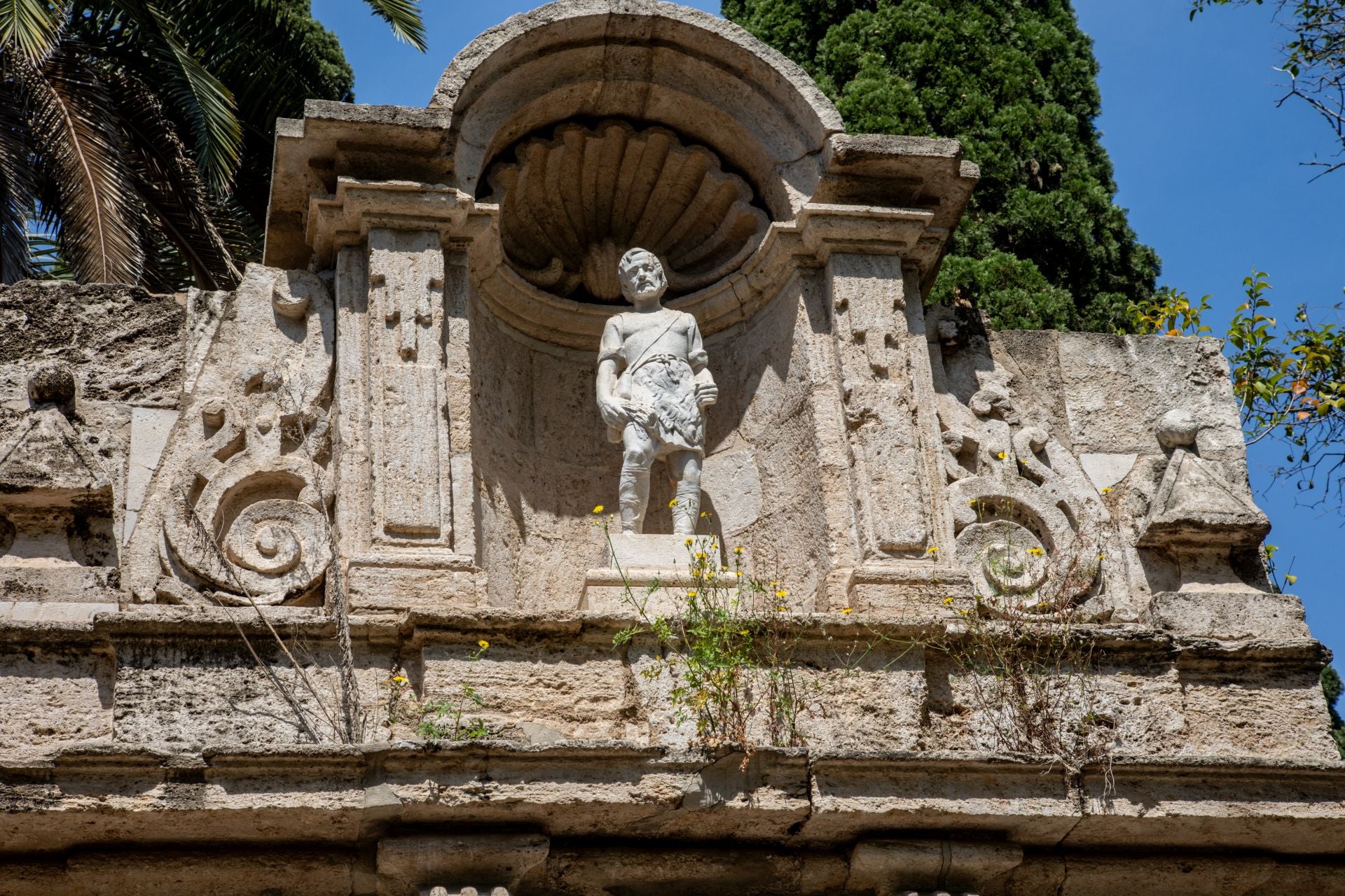 FOTOS | Dejadez y desperfectos en los jardines de Viveros de Valencia