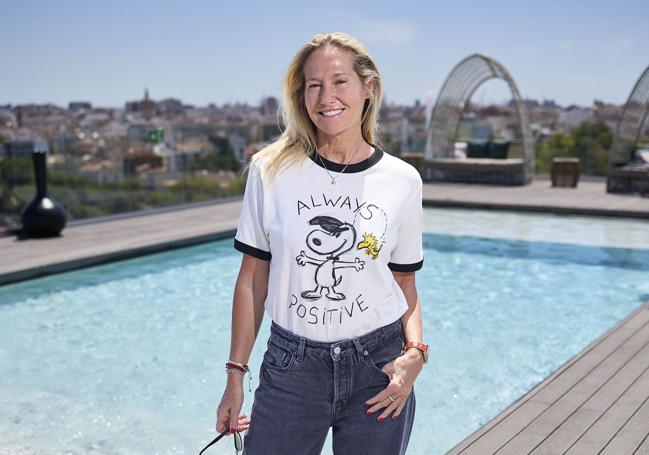 Fiona Ferrer luce una de las camisetas de su colección, que tiene por protagonista a Snoopy.