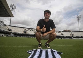 El futbolista Hugo González con la camiseta del FC Cartagena, este jueves.