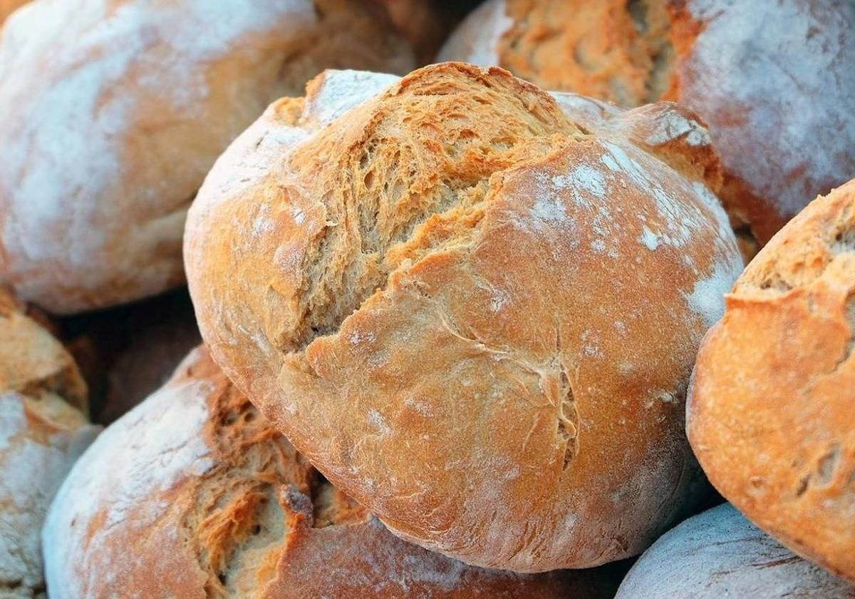 Adiós al pan duro: el truco infalible para dejarlo crujiente con la freidora de aire en minutos