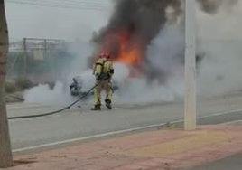 Espectacular incendio de un vehículo en plena calle en San Pedro
