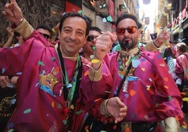 Dos miembros de la Agrupación Sardinera Ulises disfrutan del penúltimo desfile del Entierro de la Sardina.