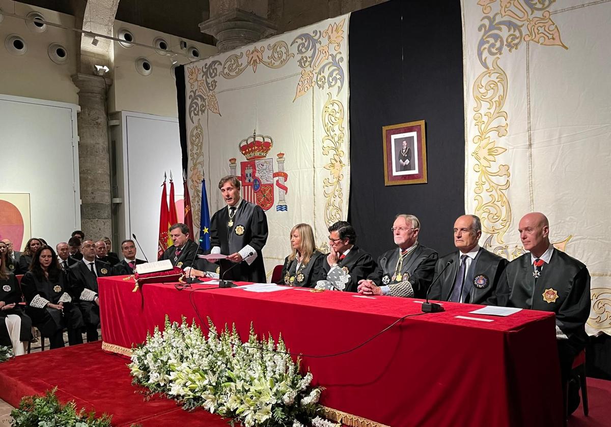 El magistrado Manuel Luna lee su discurso durante su toma de posesión como presidente del TSJ de la Región.