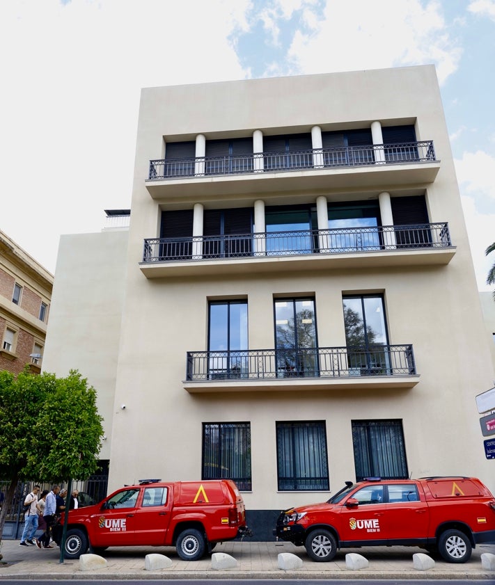 Imagen secundaria 2 - Casa de Espiritualidad en la Fuensanta, operarios colocando una malla en el Museo Arqueológico de Murcia y edificio de la sede de la Delegación del Gobierno.