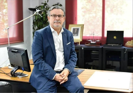 Alfonso Hernández Quereda, en su despacho colegial.