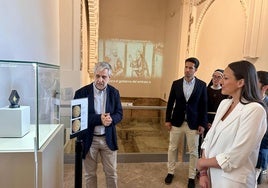 Manuel Lechuga, conservador del museo, explica las características del dinar a Carmen Conesa.