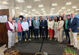 Autoridades y representantes de la empresa Las Primicias, ayer.