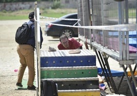 Técnicos comprobando ayer el estado de las escaleras de acceso a las camas elásticas de Alquerías donde falleció la niña.