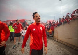 Gianfranco Gazzaniga, portero del Real Murcia, durante uno de los recibimientos de la afición esta temporada.